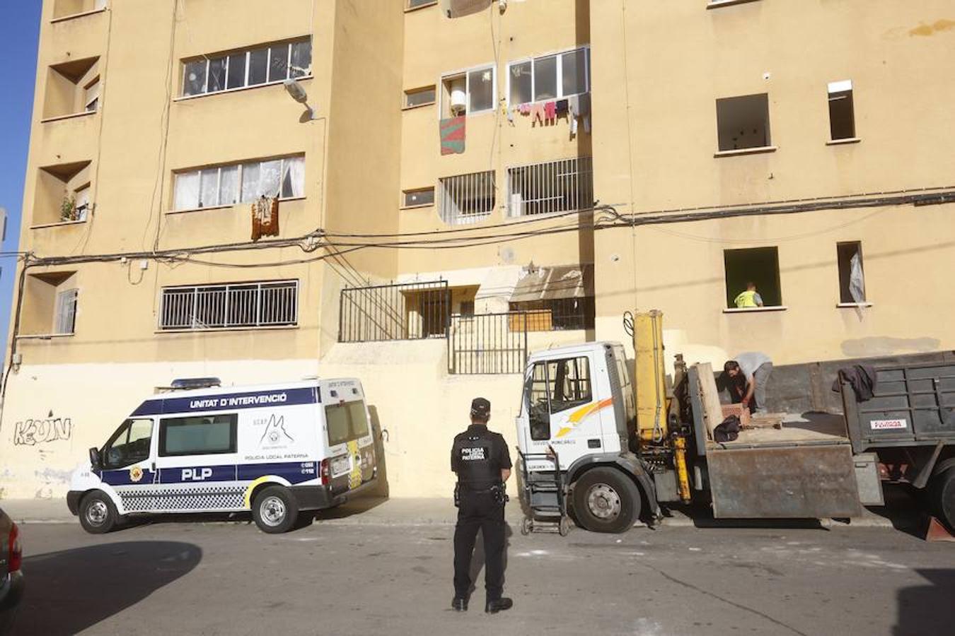 La Policía ha tapiado cinco viviendas de la finca amarilla de Paterna, un edificio lleno de okupas en el que solo residen ya unas ocho familias propietarias