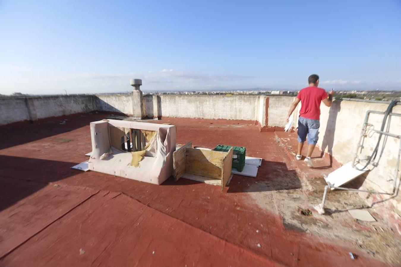 La Policía ha tapiado cinco viviendas de la finca amarilla de Paterna, un edificio lleno de okupas en el que solo residen ya unas ocho familias propietarias