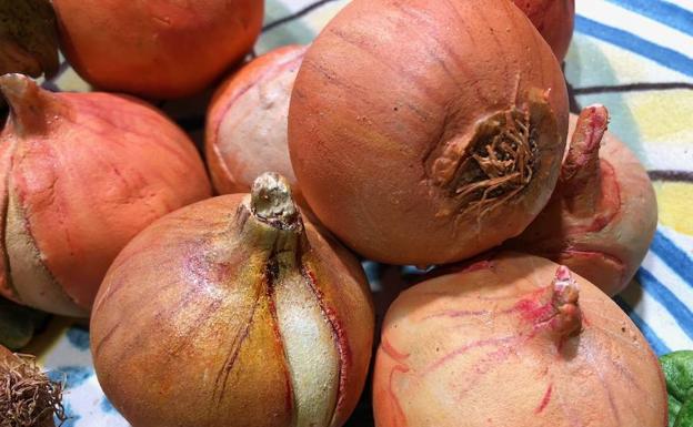 Imagen principal - Algunas de las frutas y hortalizas que la pastelería ofrece para vender por Sant Donís. 