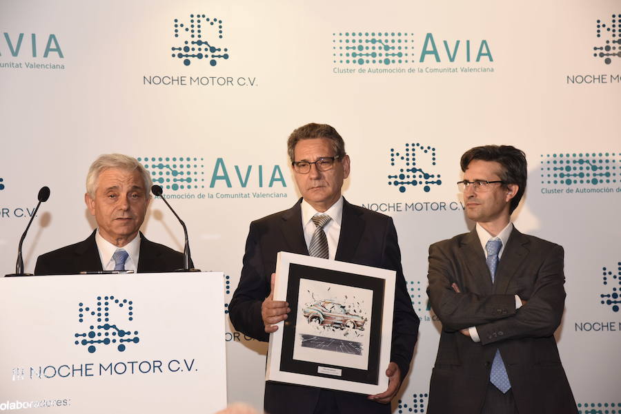 Nutai, Plastic Omnium y el empresario Domingo Ochoa recibieron este jueves los premios AVIA 2018 durante la III Noche del Motor de la Comunitat. El evento congregó a más de 200 personas en Las Arenas y sirvió para celebrar el XV aniversario de AVIA y rendir homenaje a Emilio Orta, que presidió el clúster durante diez años y falleció en mayo. Mónica Alegre, presidenta de AVIA, reclamó a la administración «que se pongan las bases para atraer inversiones», en un contexto «de incertidumbre» y en el que se ven afectados por «la situación de Turquía, el 'Brexit' o los aranceles de Estados Unidos». «Frente a todo esto, necesitamos una administración que busque nuevas inversiones en la Comunitat que nos permita diversificar», subrayó en presencia del conseller Rafael Climent y la secretaria autonómica Blanca Marín. Además, demandó «apoyo para la adopción de procesos de la industria 4.0», así como profundizar en la FP Dual y desarrollar formación superior relacionada con la automoción.