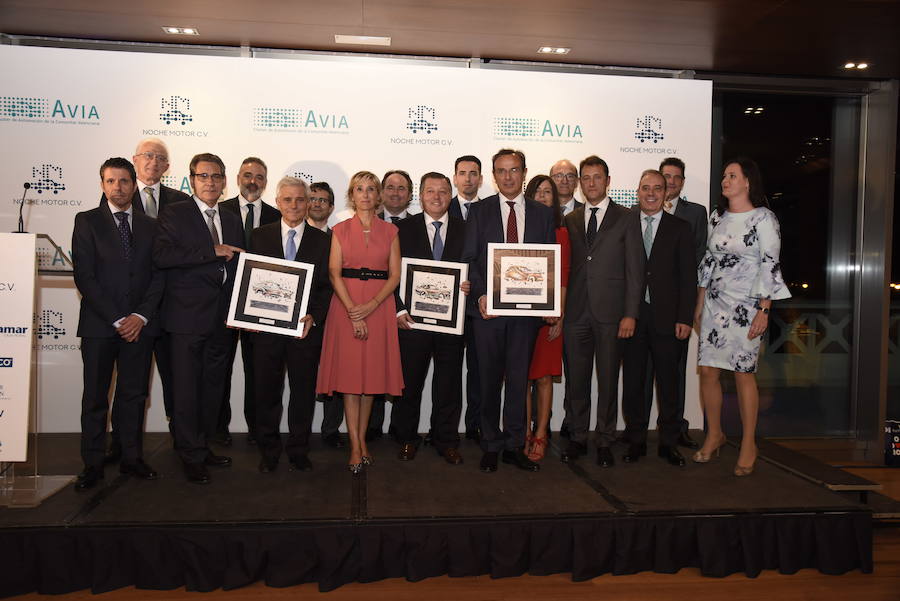 Nutai, Plastic Omnium y el empresario Domingo Ochoa recibieron este jueves los premios AVIA 2018 durante la III Noche del Motor de la Comunitat. El evento congregó a más de 200 personas en Las Arenas y sirvió para celebrar el XV aniversario de AVIA y rendir homenaje a Emilio Orta, que presidió el clúster durante diez años y falleció en mayo. Mónica Alegre, presidenta de AVIA, reclamó a la administración «que se pongan las bases para atraer inversiones», en un contexto «de incertidumbre» y en el que se ven afectados por «la situación de Turquía, el 'Brexit' o los aranceles de Estados Unidos». «Frente a todo esto, necesitamos una administración que busque nuevas inversiones en la Comunitat que nos permita diversificar», subrayó en presencia del conseller Rafael Climent y la secretaria autonómica Blanca Marín. Además, demandó «apoyo para la adopción de procesos de la industria 4.0», así como profundizar en la FP Dual y desarrollar formación superior relacionada con la automoción.