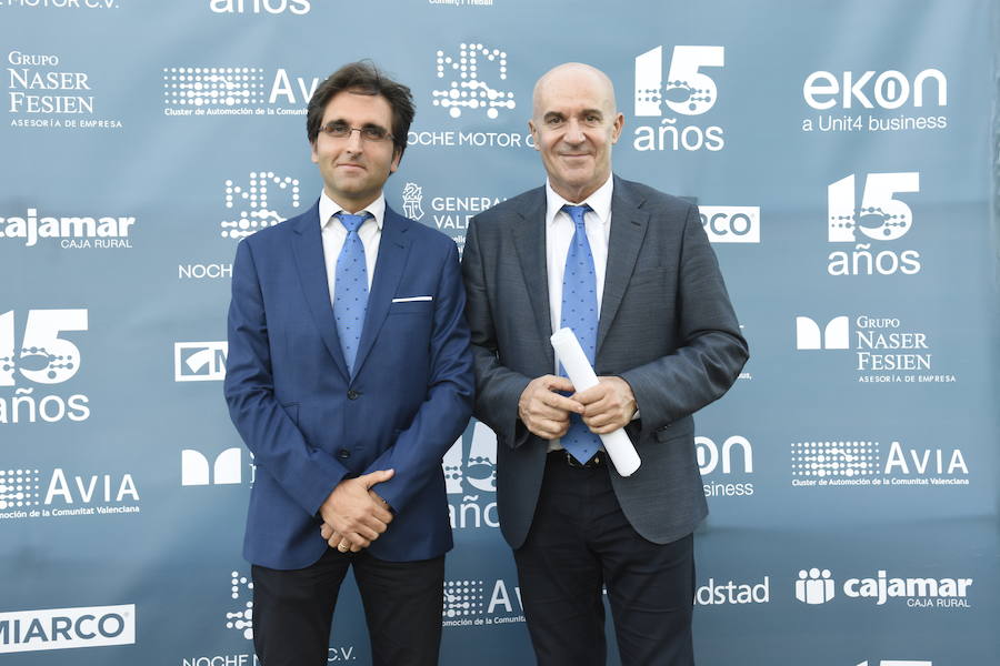 Nutai, Plastic Omnium y el empresario Domingo Ochoa recibieron este jueves los premios AVIA 2018 durante la III Noche del Motor de la Comunitat. El evento congregó a más de 200 personas en Las Arenas y sirvió para celebrar el XV aniversario de AVIA y rendir homenaje a Emilio Orta, que presidió el clúster durante diez años y falleció en mayo. Mónica Alegre, presidenta de AVIA, reclamó a la administración «que se pongan las bases para atraer inversiones», en un contexto «de incertidumbre» y en el que se ven afectados por «la situación de Turquía, el 'Brexit' o los aranceles de Estados Unidos». «Frente a todo esto, necesitamos una administración que busque nuevas inversiones en la Comunitat que nos permita diversificar», subrayó en presencia del conseller Rafael Climent y la secretaria autonómica Blanca Marín. Además, demandó «apoyo para la adopción de procesos de la industria 4.0», así como profundizar en la FP Dual y desarrollar formación superior relacionada con la automoción.