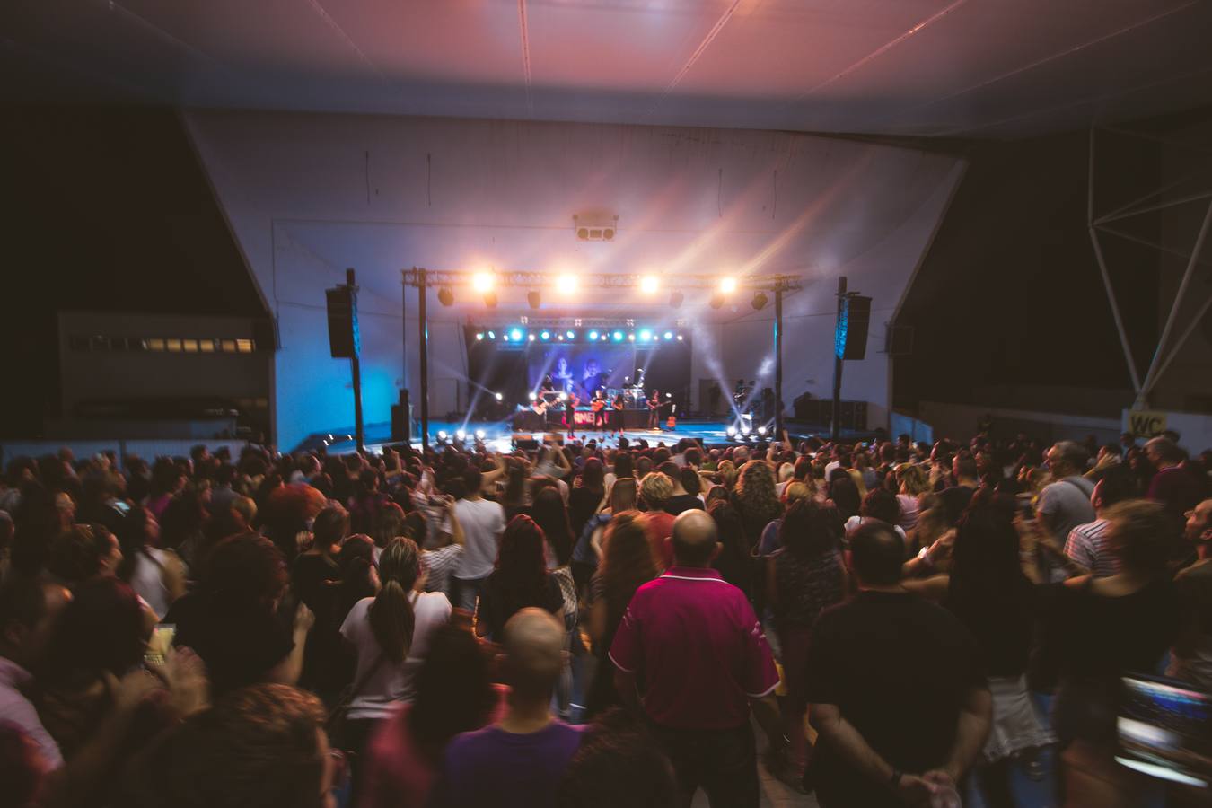 Ángeles y Dioni ofrecen un concierto en Burjassot ante un público entregado donde han interpretado éxitos como 'Nunca debí enamorarme', 'No puedo estar sin él' y 'Sueños inalcanzables'.