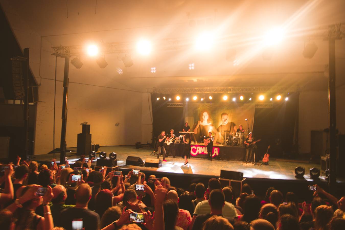 Ángeles y Dioni ofrecen un concierto en Burjassot ante un público entregado donde han interpretado éxitos como 'Nunca debí enamorarme', 'No puedo estar sin él' y 'Sueños inalcanzables'.