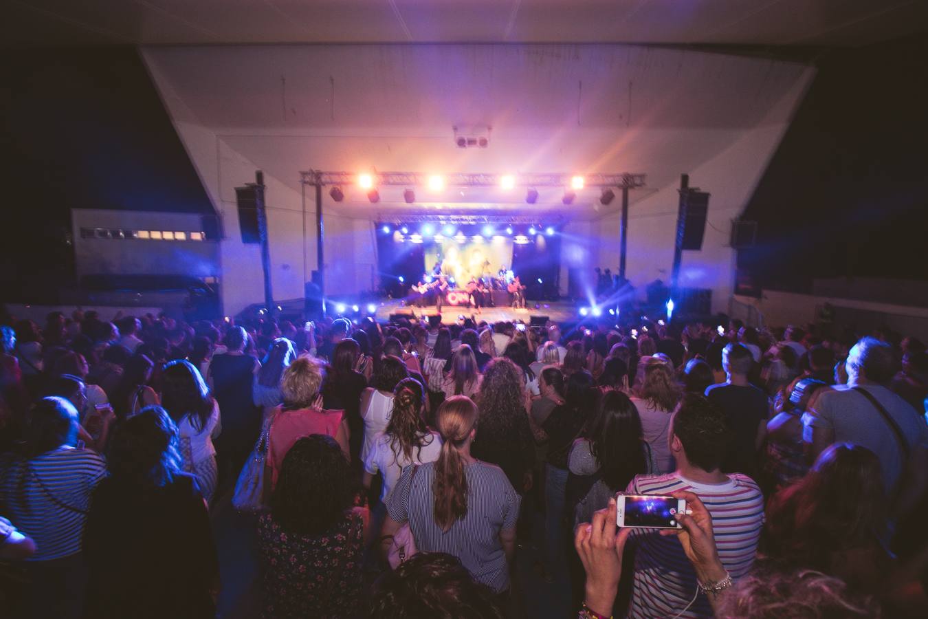 Ángeles y Dioni ofrecen un concierto en Burjassot ante un público entregado donde han interpretado éxitos como 'Nunca debí enamorarme', 'No puedo estar sin él' y 'Sueños inalcanzables'.