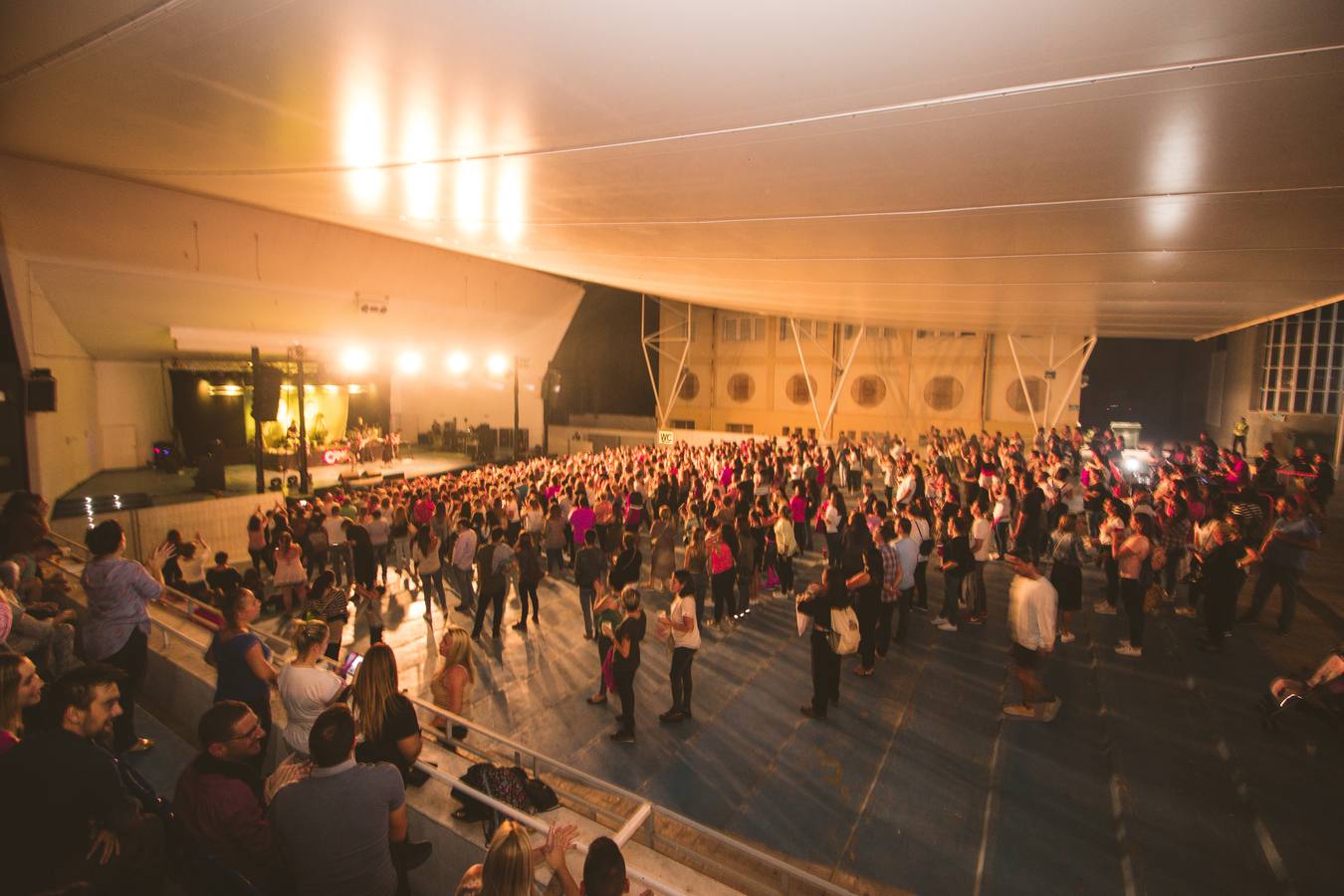 Ángeles y Dioni ofrecen un concierto en Burjassot ante un público entregado donde han interpretado éxitos como 'Nunca debí enamorarme', 'No puedo estar sin él' y 'Sueños inalcanzables'.