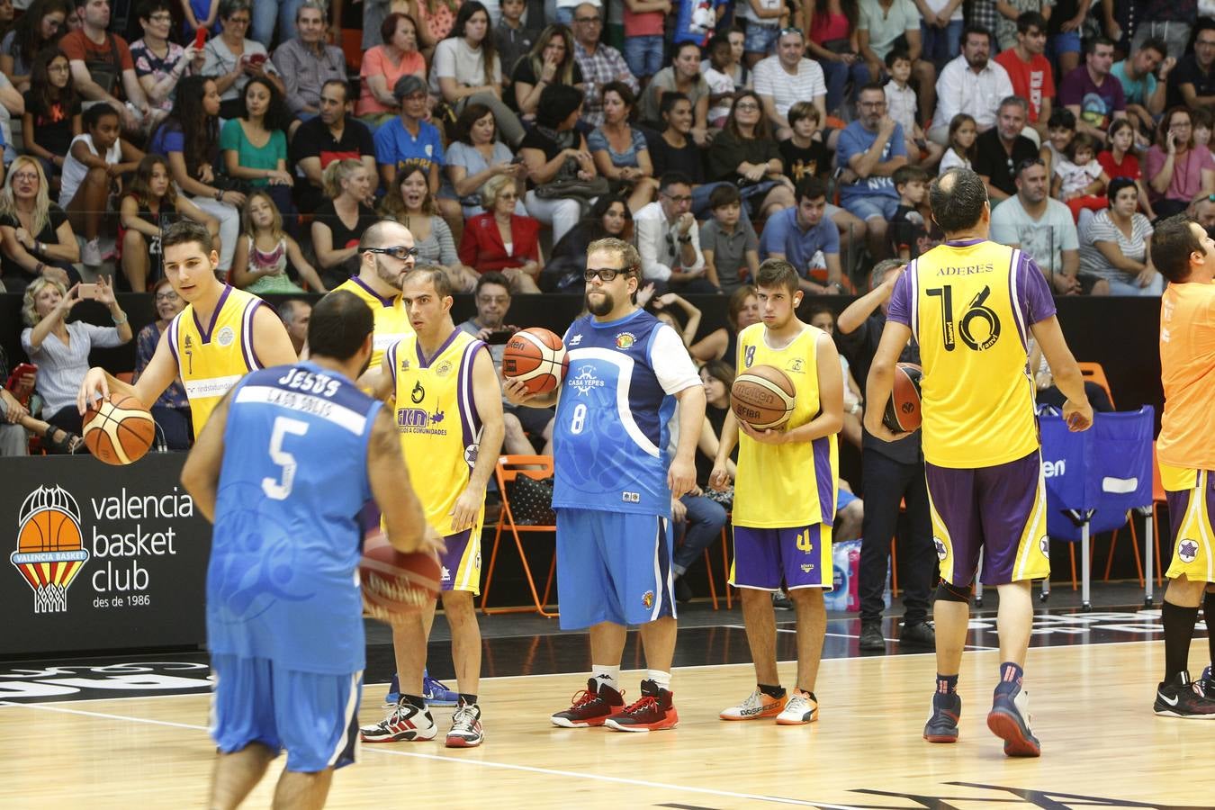 Los actores de la película de Javier Fesser juegan con el equipo que inspiró la cinta, el Aderes de Burjassot