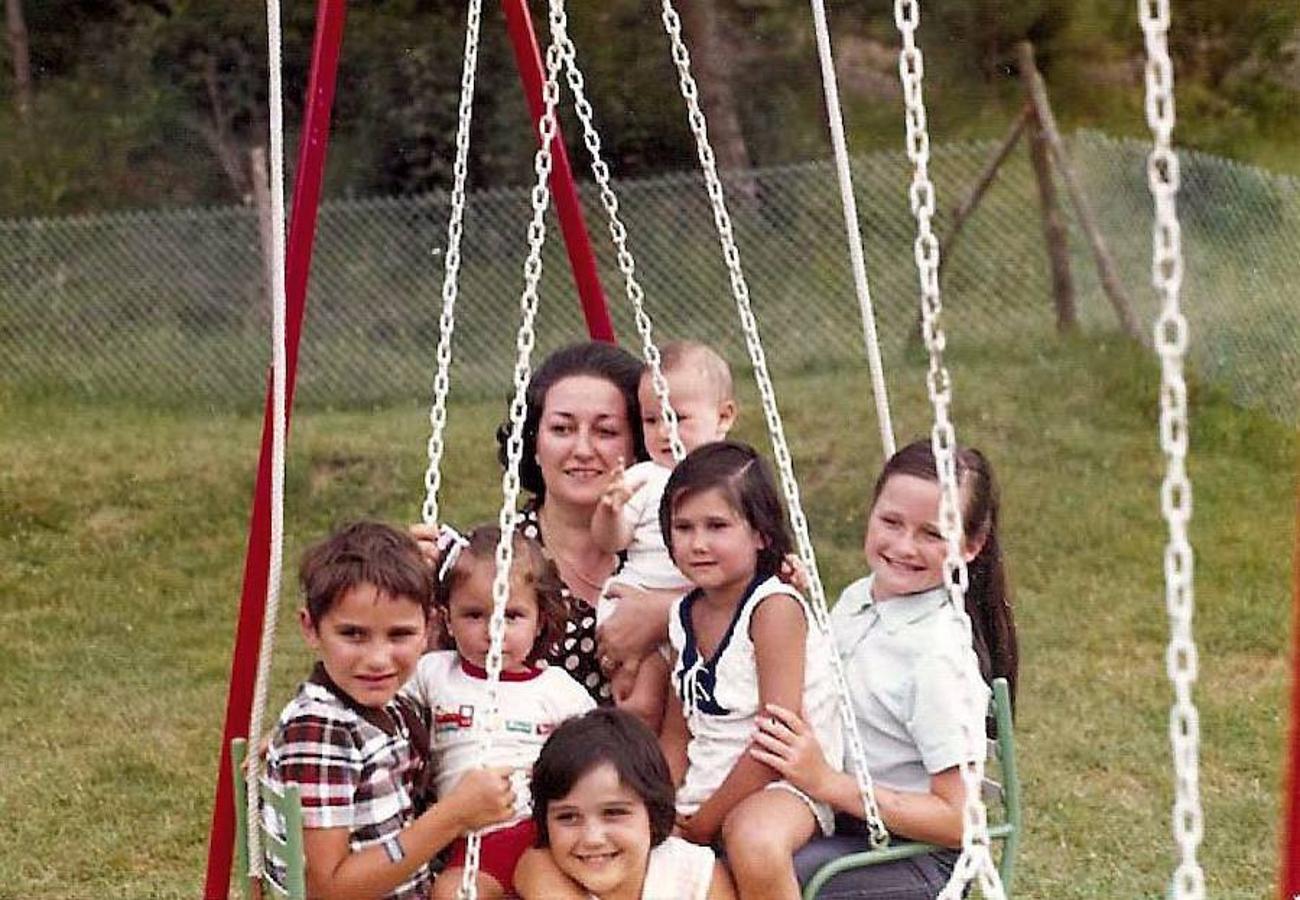 La Soprano posa en 1964 con sus hijos y sus sobrinos en su casa de veraneo de Ripoll (Gerona). 