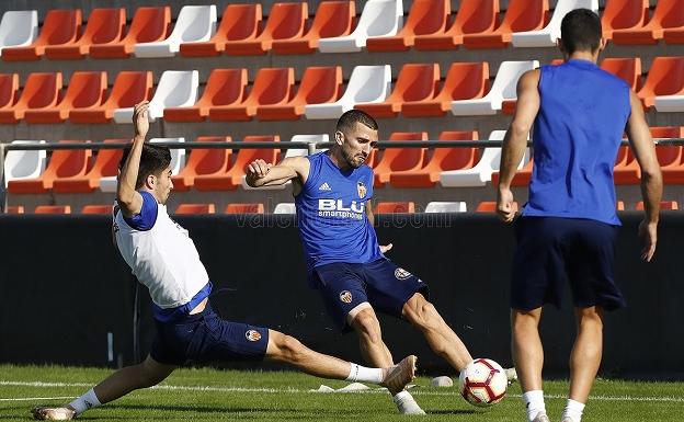 Gayà, durante un entrenamiento con el Valencia CF.