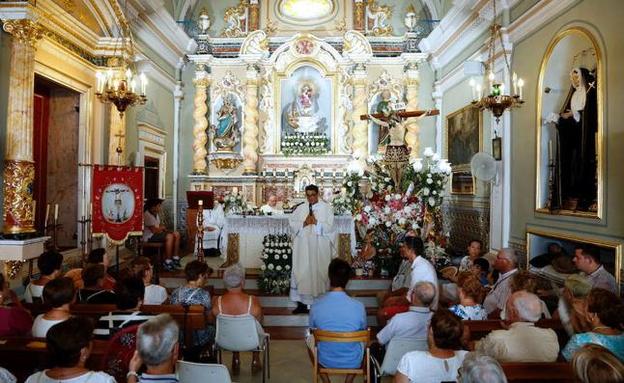 Párroco oficiando misa, imagen de archivo. 