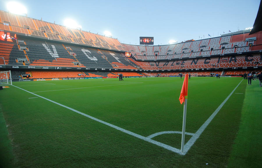 Estas son las mejores imágenes que deja el partido de la octava jornada en un Mestalla rebosante de aficionados