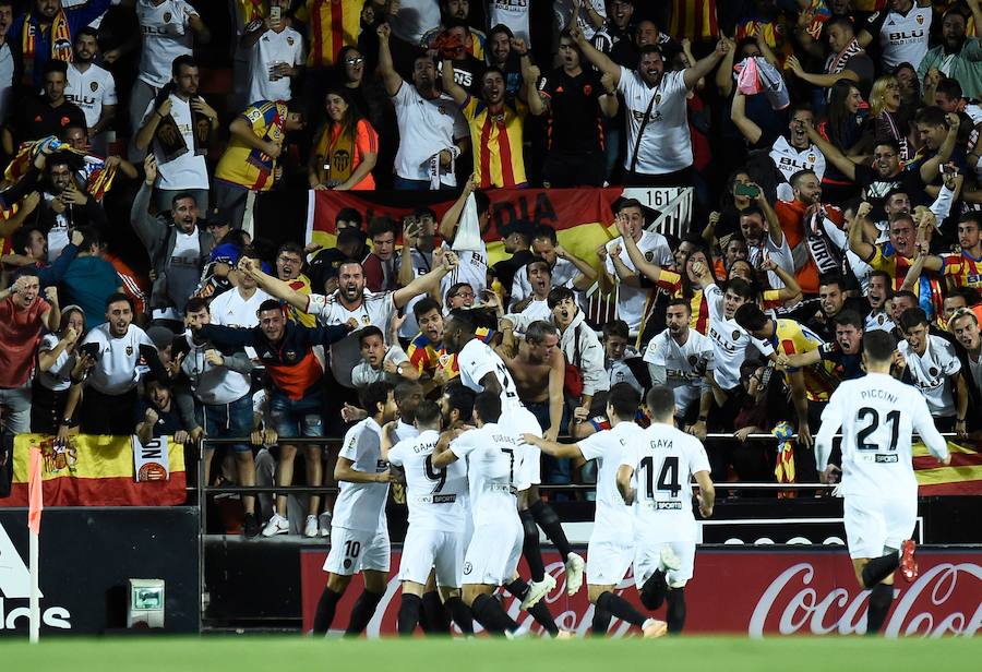 Estas son las mejores imágenes que deja el partido de la octava jornada en un Mestalla rebosante de aficionados