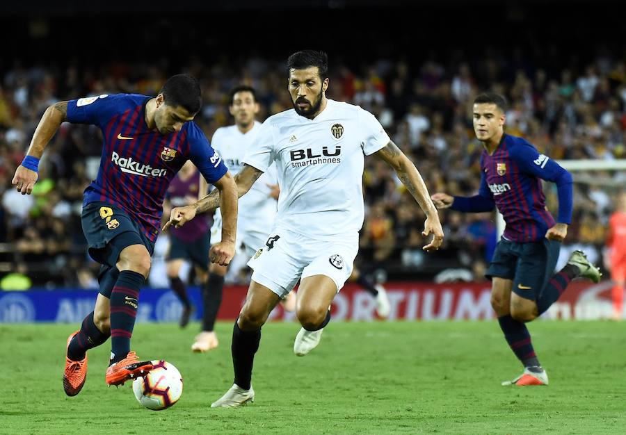 Estas son las mejores imágenes que deja el partido de la octava jornada en un Mestalla rebosante de aficionados