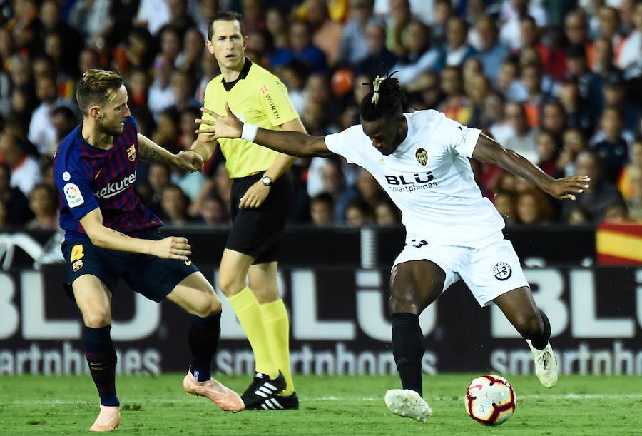 Estas son las mejores imágenes que deja el partido de la octava jornada en un Mestalla rebosante de aficionados