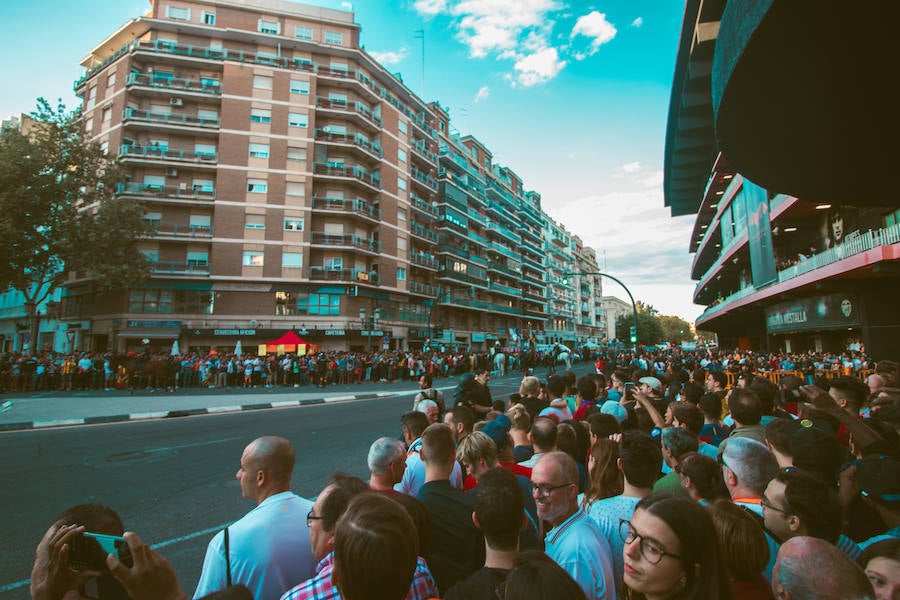 La afición congregada en los alrededores de Mestalla antes del partido