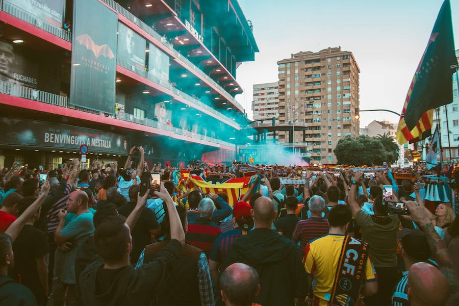 La afición congregada en los alrededores de Mestalla antes del partido