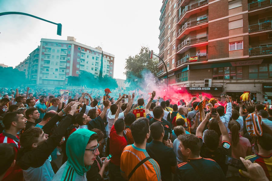 La afición congregada en los alrededores de Mestalla antes del partido