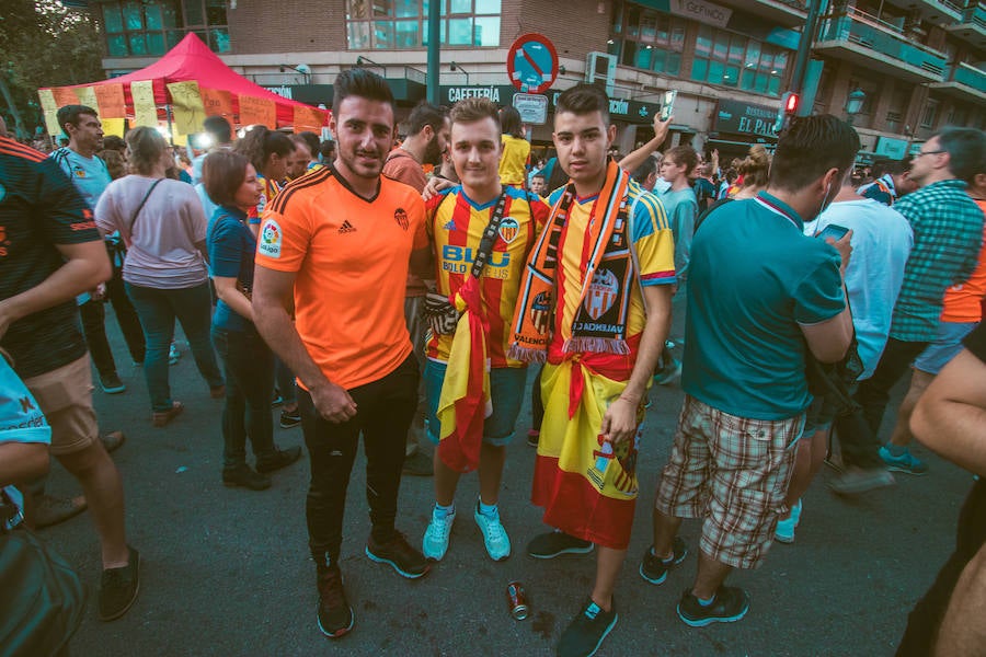 La afición congregada en los alrededores de Mestalla antes del partido