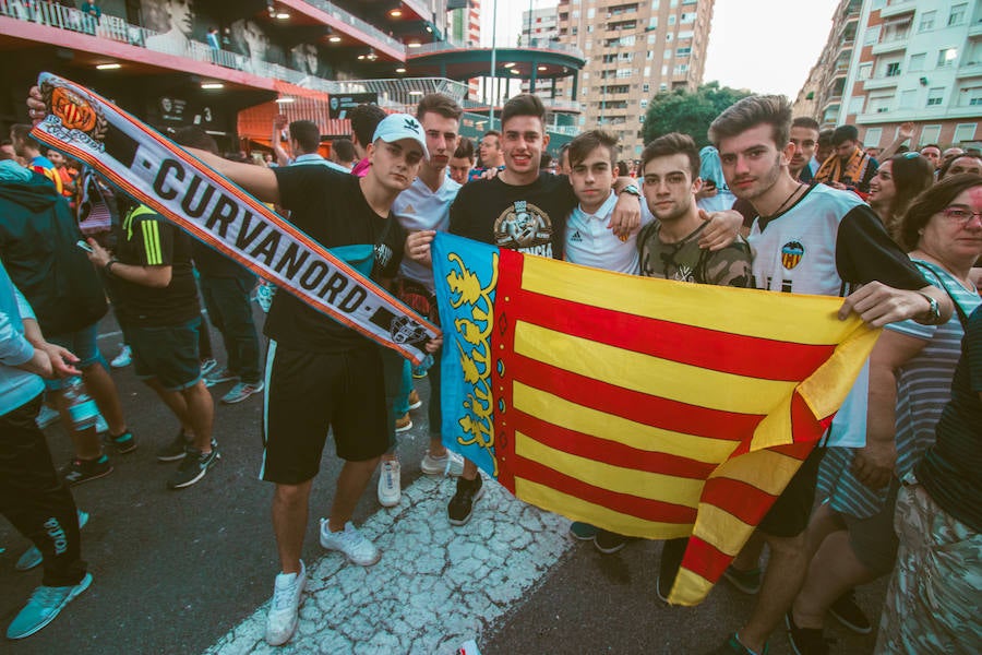 La afición congregada en los alrededores de Mestalla antes del partido