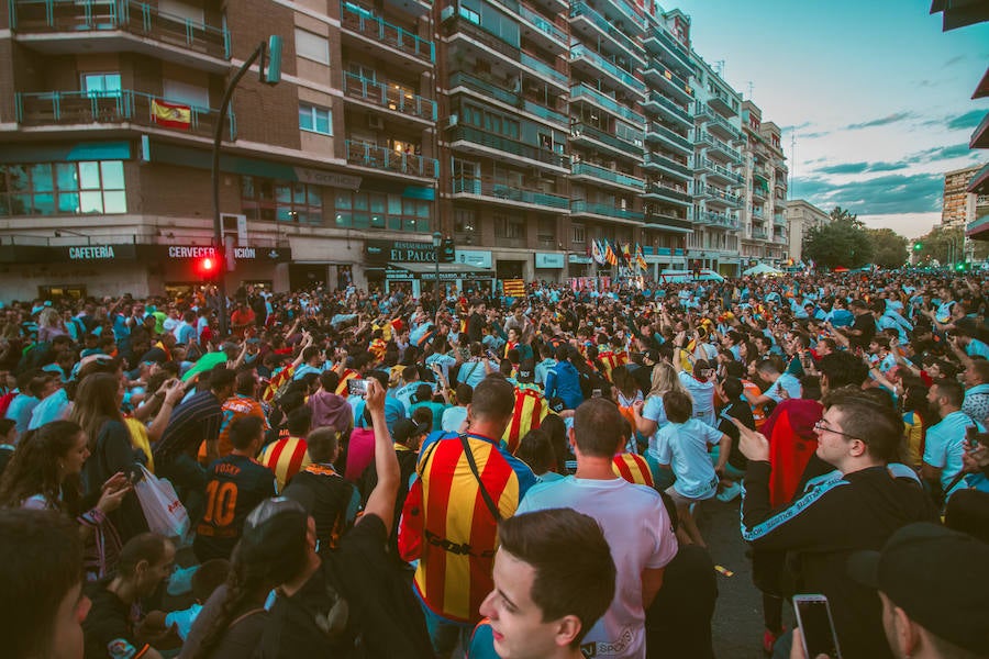 La afición congregada en los alrededores de Mestalla antes del partido