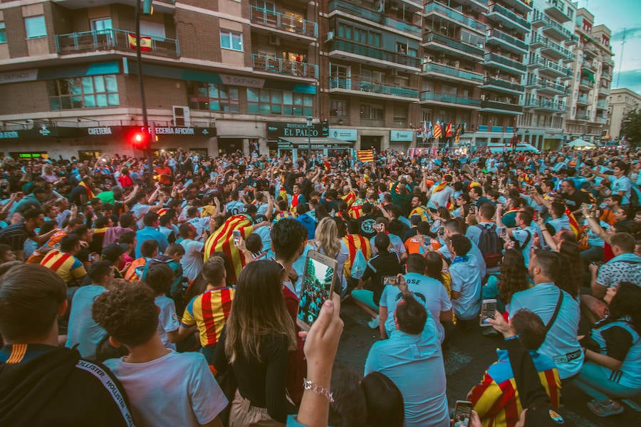 La afición congregada en los alrededores de Mestalla antes del partido