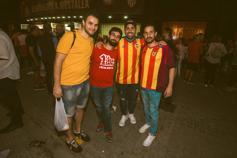 La afición congregada en los alrededores de Mestalla antes del partido