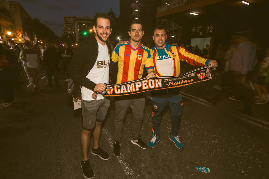 La afición congregada en los alrededores de Mestalla antes del partido