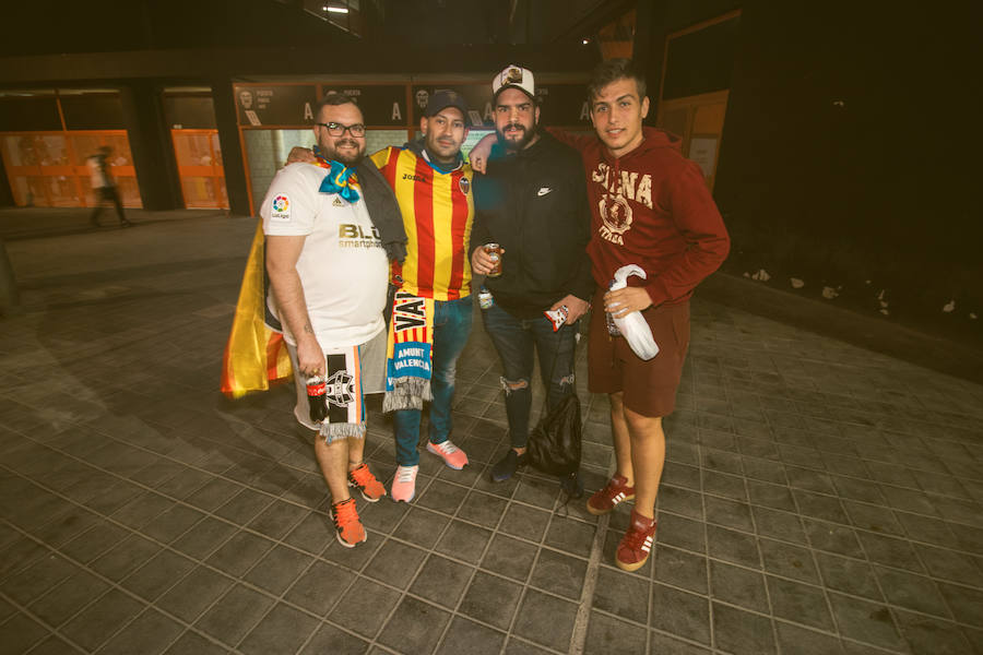 La afición congregada en los alrededores de Mestalla antes del partido