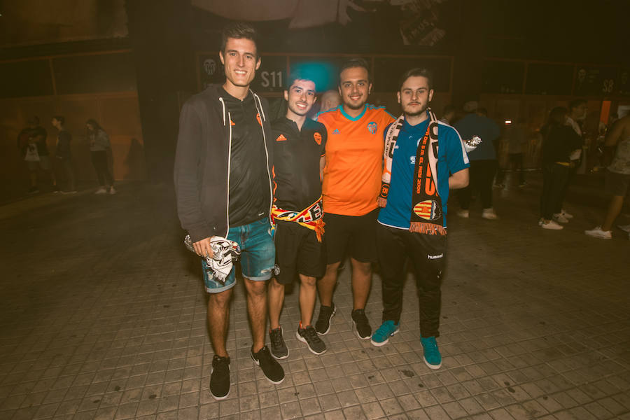 La afición congregada en los alrededores de Mestalla antes del partido