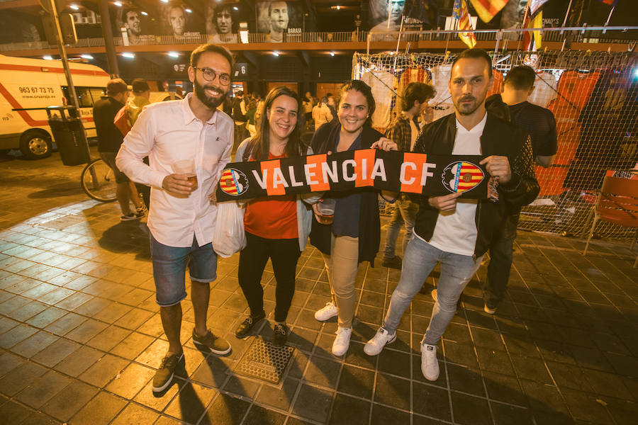 La afición congregada en los alrededores de Mestalla antes del partido