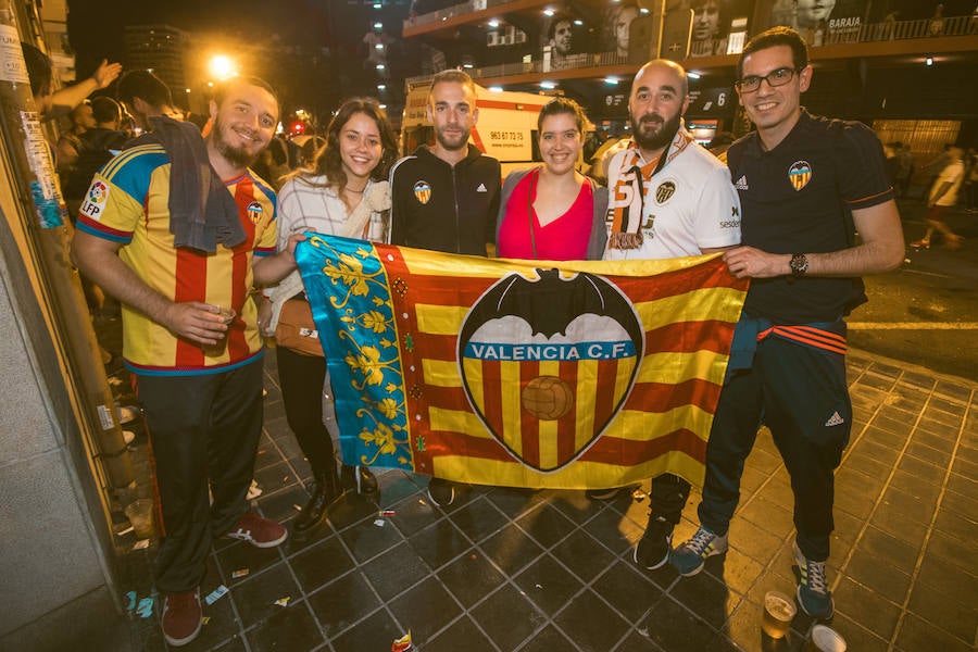 La afición congregada en los alrededores de Mestalla antes del partido