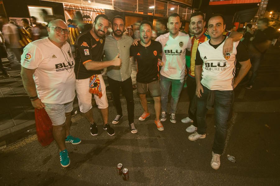 La afición congregada en los alrededores de Mestalla antes del partido