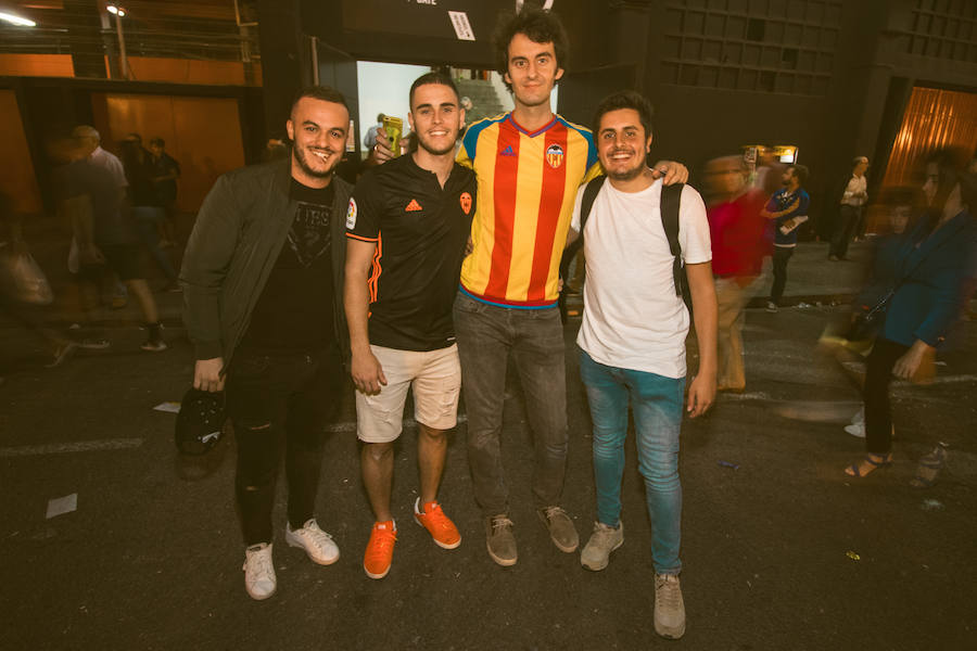 La afición congregada en los alrededores de Mestalla antes del partido