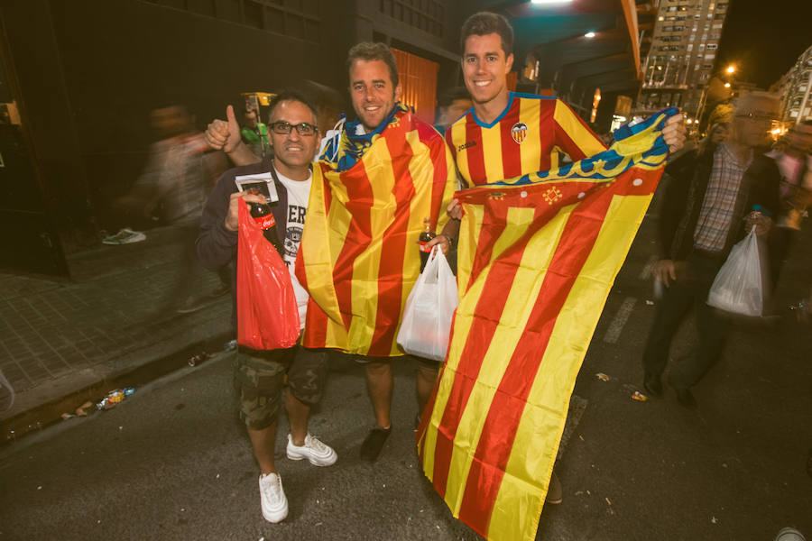 La afición congregada en los alrededores de Mestalla antes del partido