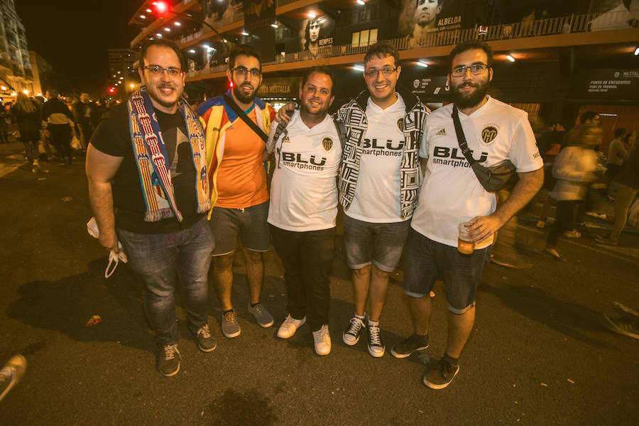 La afición congregada en los alrededores de Mestalla antes del partido