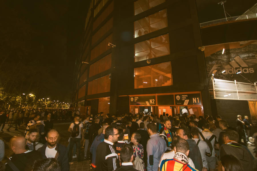 La afición congregada en los alrededores de Mestalla antes del partido