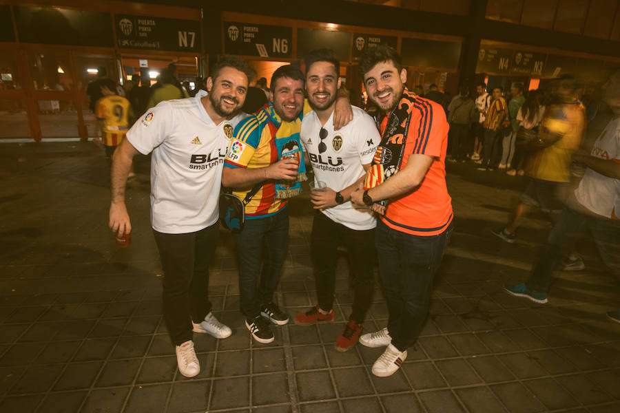 La afición congregada en los alrededores de Mestalla antes del partido