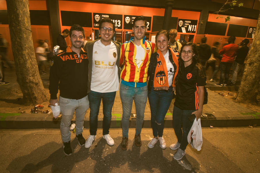 La afición congregada en los alrededores de Mestalla antes del partido