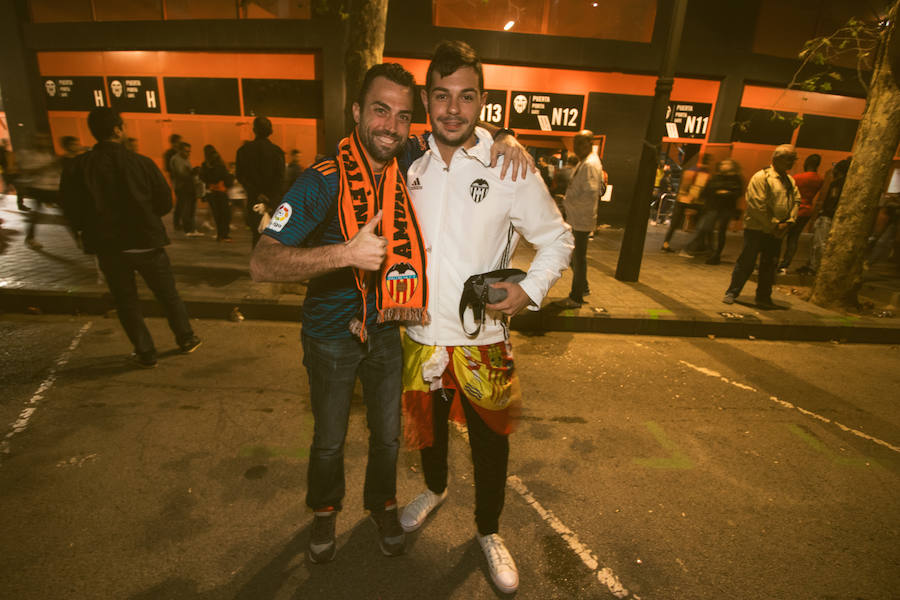 La afición congregada en los alrededores de Mestalla antes del partido