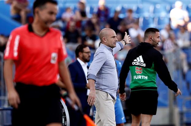 Paco López da instrucciones desde la banda del Coliseum. 