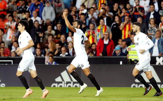 Garay celebra su gol con sus compañeros.