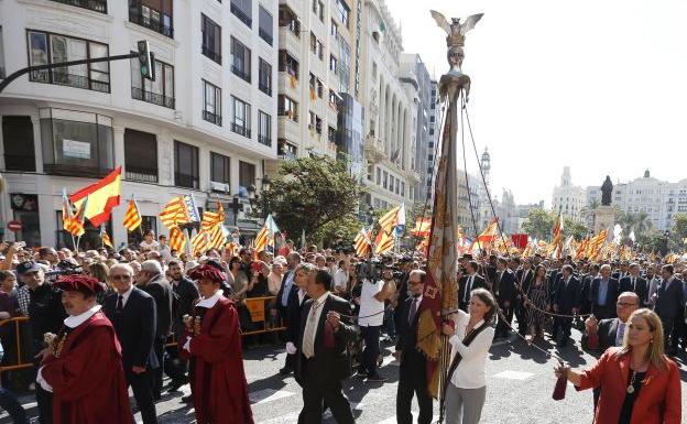 María Oliver porta la Senyera en el último 9 d'Octubre.