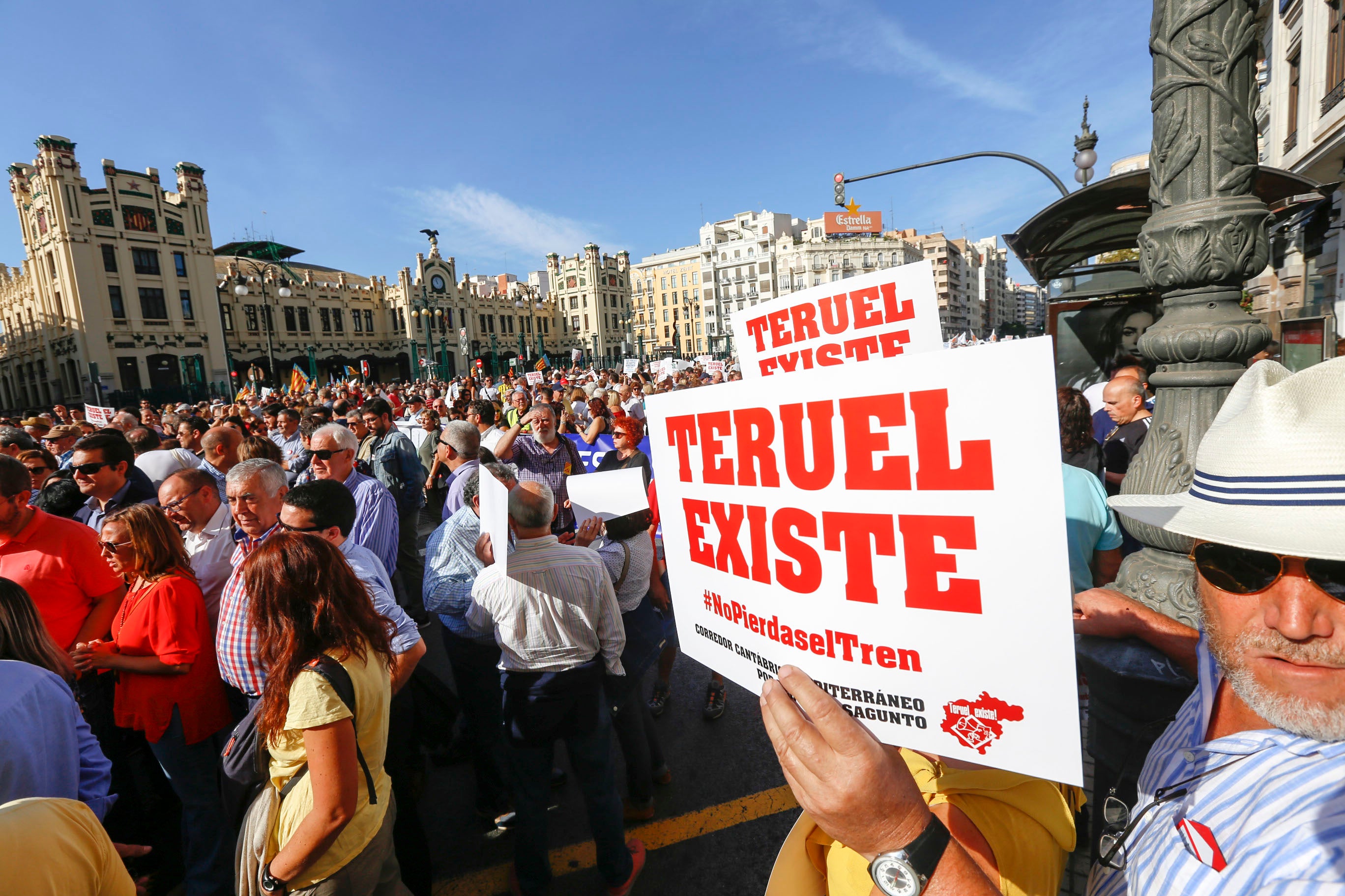 Fotos: Manifestación por el Corredor Cantábrico-Mediterráneo en Valencia