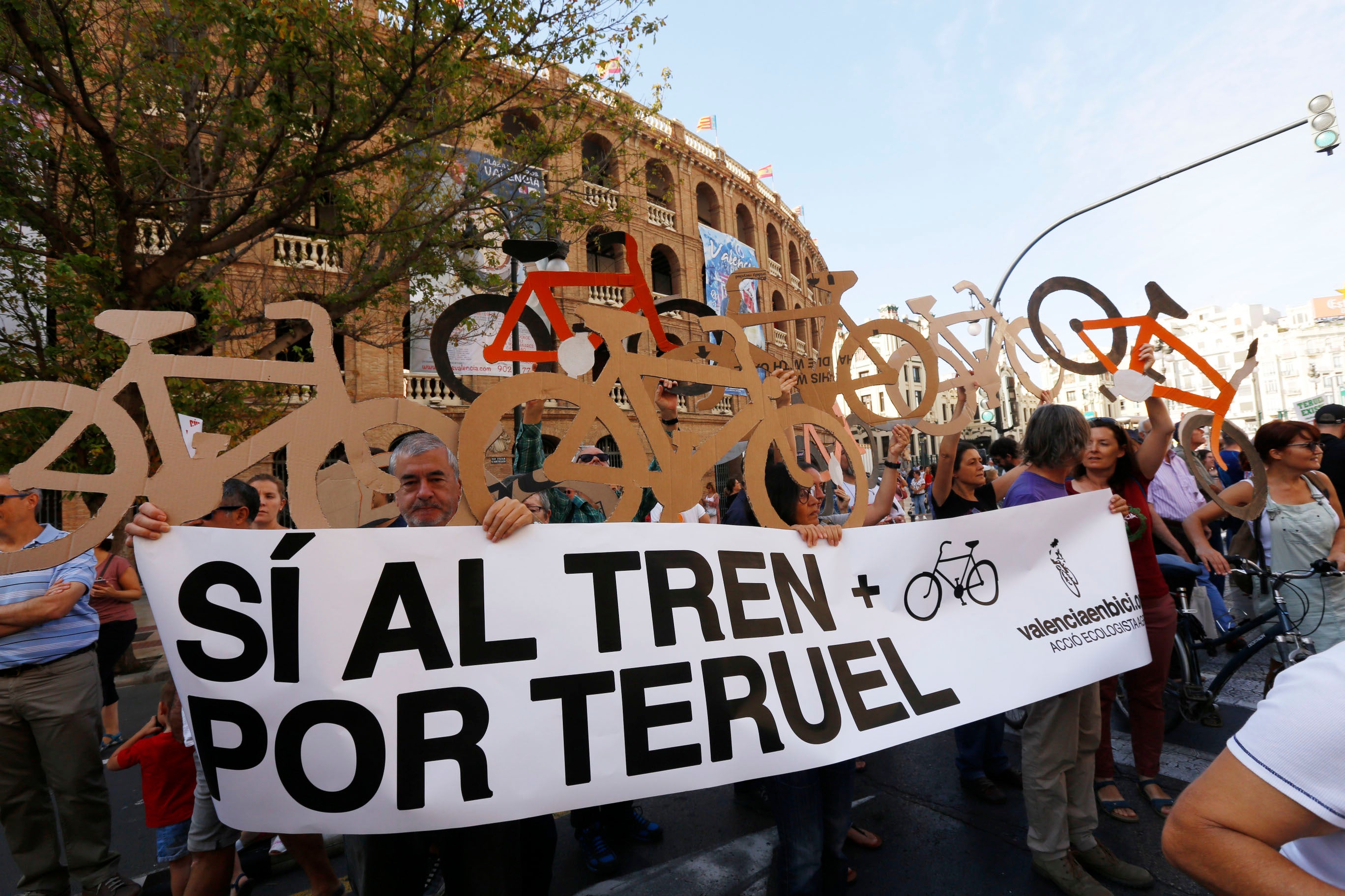 Fotos: Manifestación por el Corredor Cantábrico-Mediterráneo en Valencia