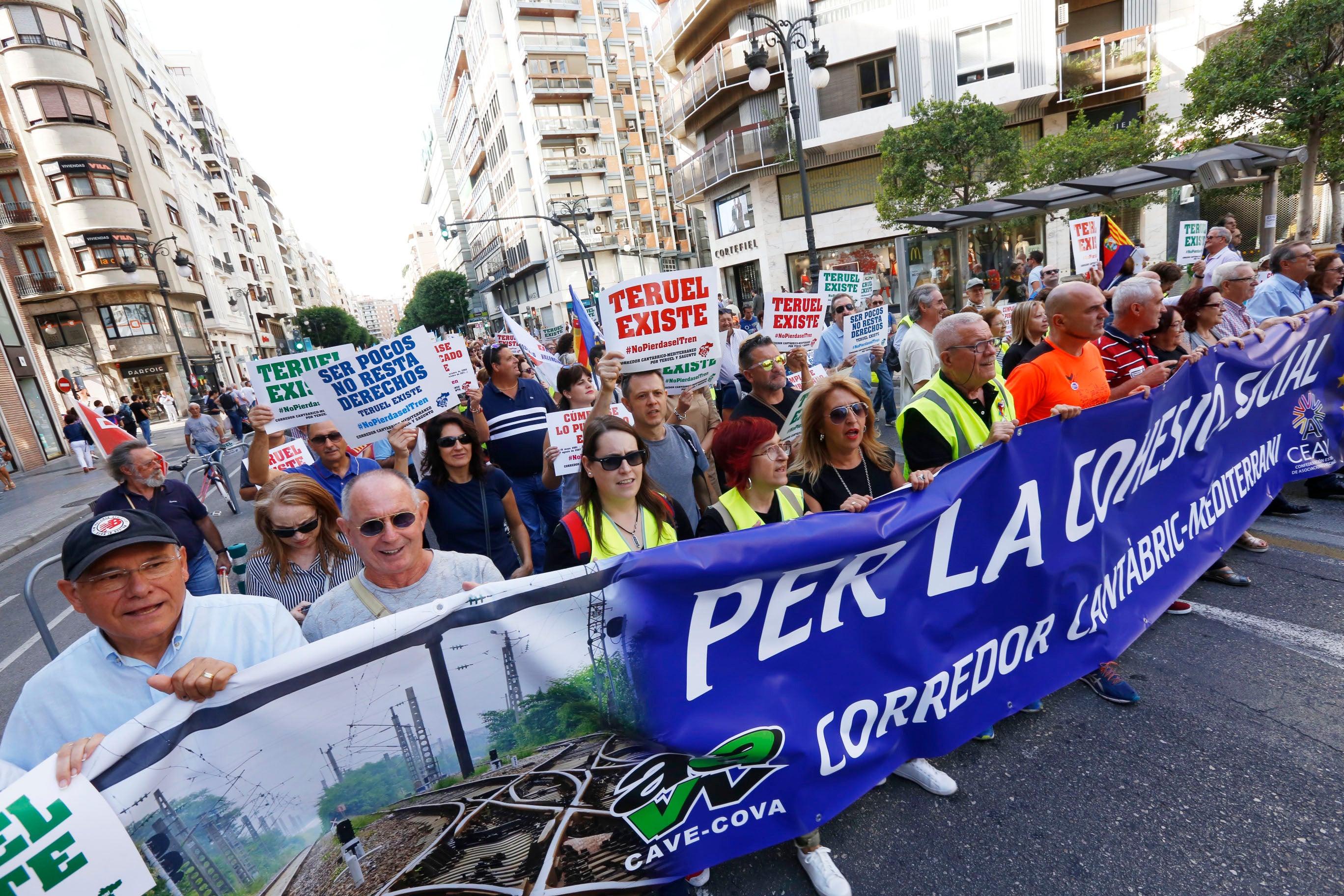 Fotos: Manifestación por el Corredor Cantábrico-Mediterráneo en Valencia