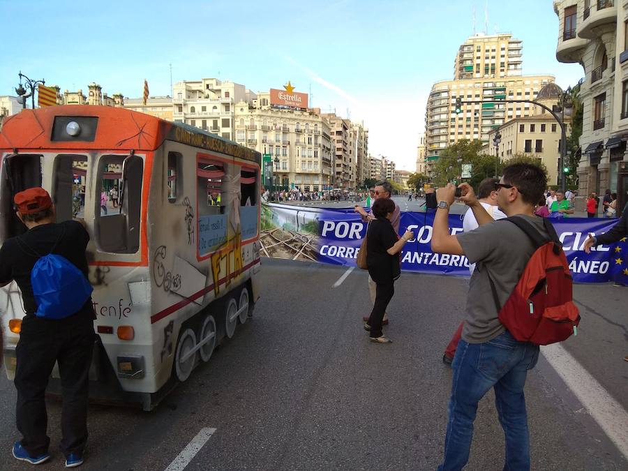 Fotos: Manifestación por el Corredor Cantábrico-Mediterráneo en Valencia