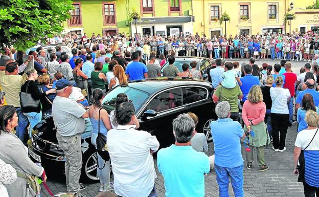 Imagen principal - Los vecinos de Llanes salen a la calle para denunciar el crimen y exigir su esclarecimiento. Los agentes buscan pruebas en el entorno del lugar donde fue encontrado el cuerpo. María José Rodríguez 'Coté' confía en que no tardará en saberse lo que ocurrió. 