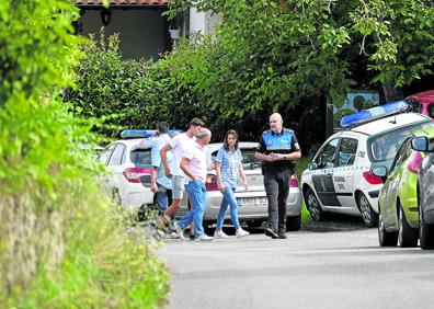 Imagen secundaria 1 - Los vecinos de Llanes salen a la calle para denunciar el crimen y exigir su esclarecimiento. Los agentes buscan pruebas en el entorno del lugar donde fue encontrado el cuerpo. María José Rodríguez 'Coté' confía en que no tardará en saberse lo que ocurrió. 