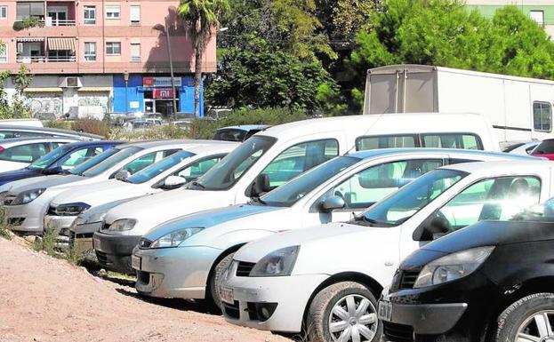 Solar usado como aparcamiento de coches en Benimaclet. 