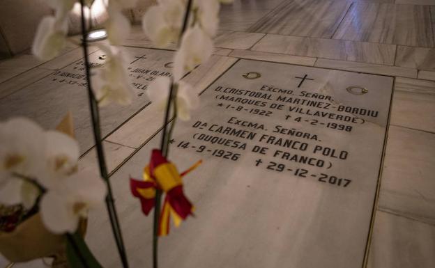 La lápida de Carmen, la hija de Franco, y su marido. 